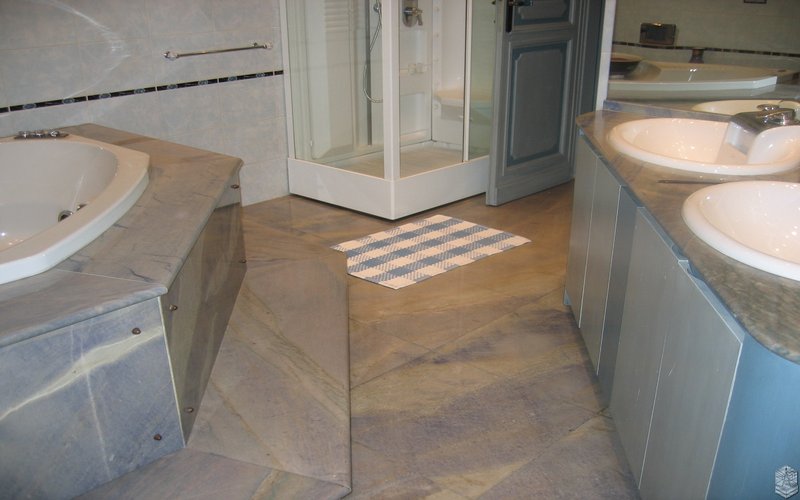 Pavimento per un bagno in marmo: prezzo 2200 euro